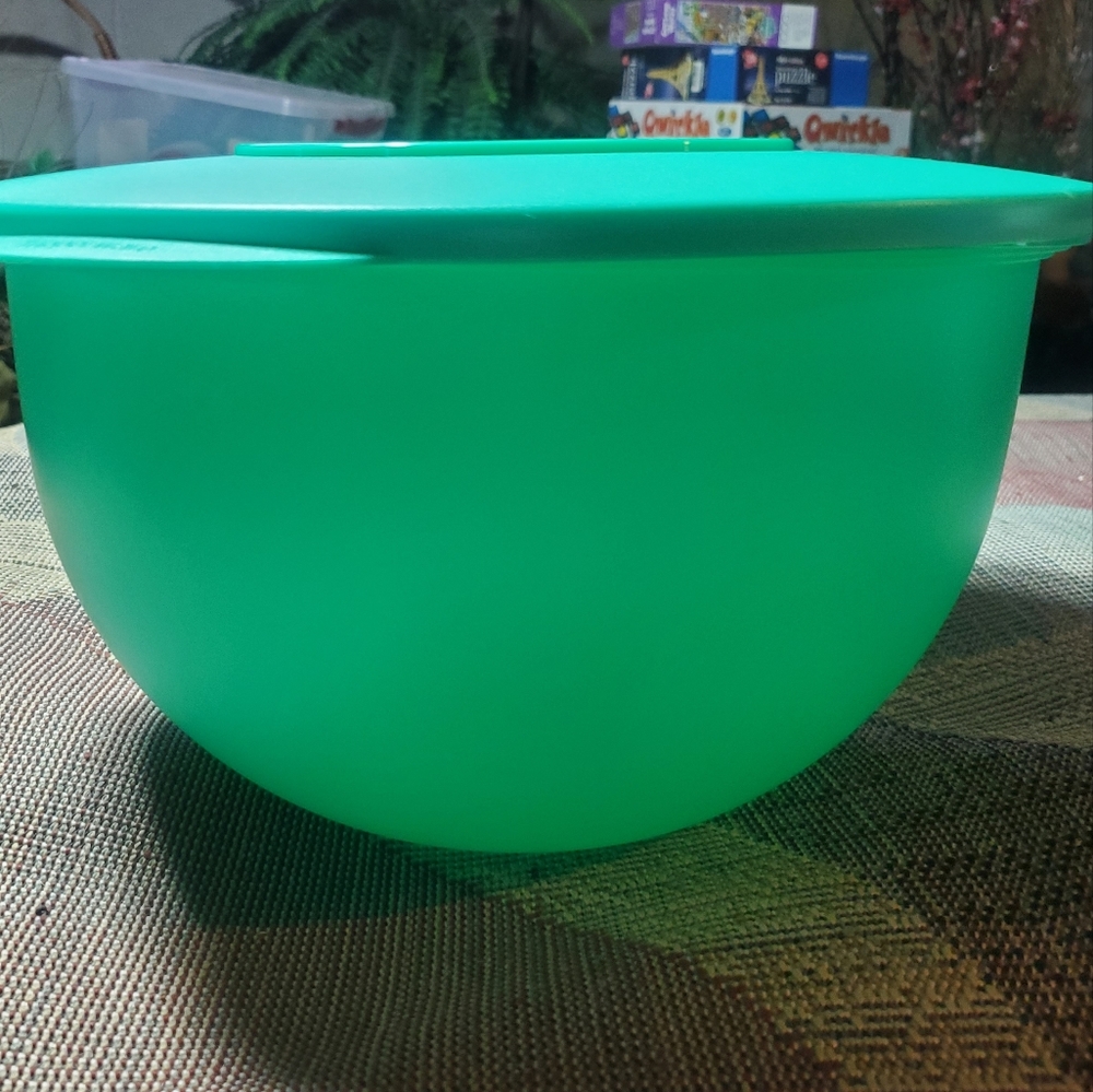 Tupperware impressions extra large bowl